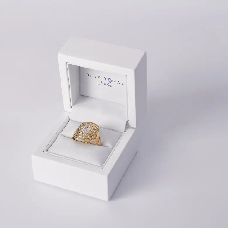 Szeroki złoty pierścionek wysadzany cyrkoniami Szeroki złoty pierścionek wysadzany cyrkoniami